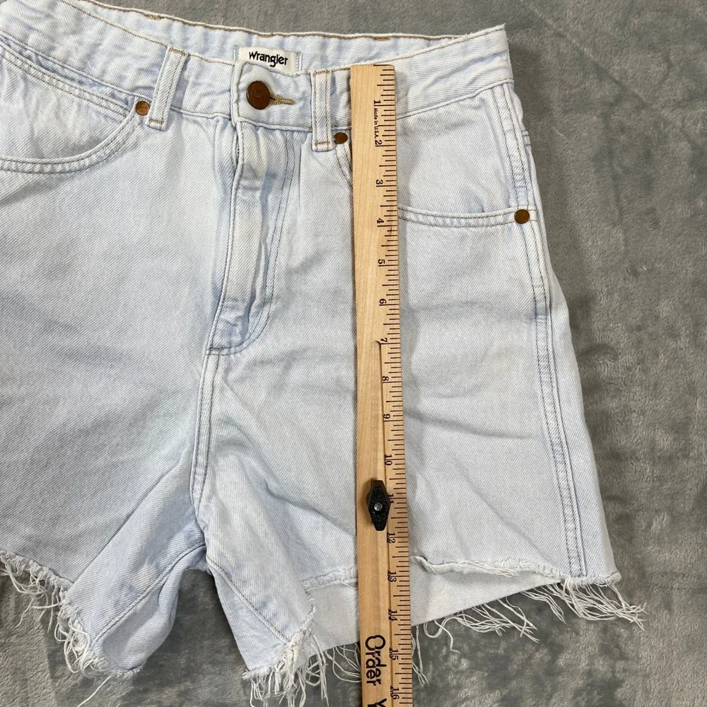 Wrangler Womens Shorts Size 27 Light Wash High Rise Raw Hem Denim 112315530 - Picture 2 of 7
